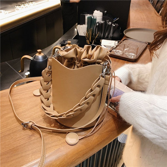 Trendy Fashion Net Red Bucket Bag Niche Design Diagonal Cross Ocean Shoulder Bag Casual Female Bag